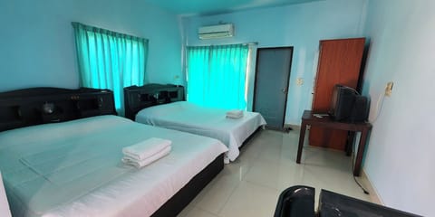 Family Room | Desk, blackout drapes, WiFi (free), bed sheets