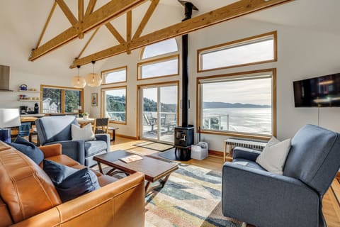 Oceanside Vacation Rental | 4BR | 2BA | 5 Steps Required | 2,040 Sq Ft