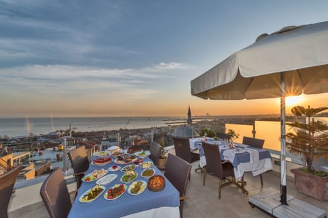 2 restaurants; breakfast, lunch, dinner, and brunch served