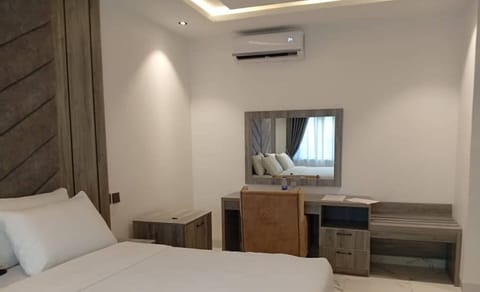 Executive Room | Desk, laptop workspace, free WiFi, bed sheets