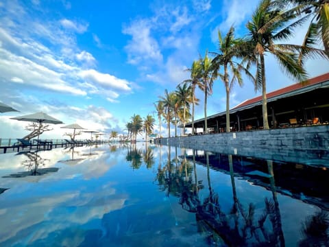 2 outdoor pools