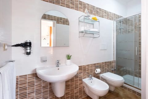 Room, 1 Bedroom, Smoking, Patio | Bathroom