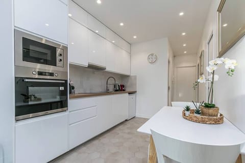 Cuisine équipée avec coin repas (1)