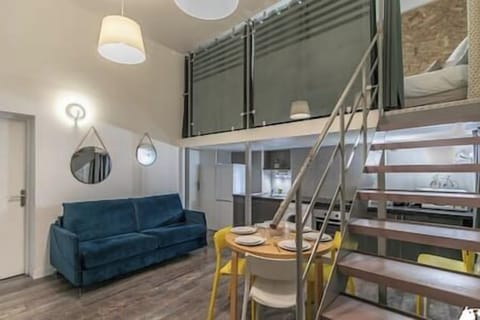 Salon avec chambre en mezzanine (1)