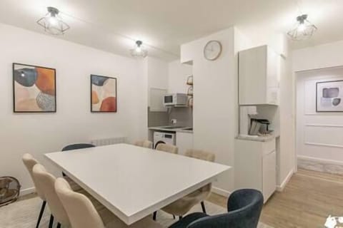Cuisine équipée avec coin repas (1)