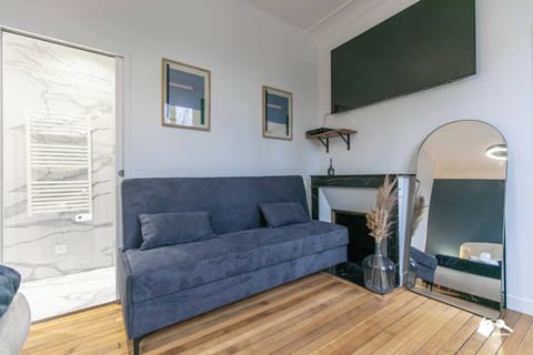 Chambre 1 avec télévision et salle de bain 