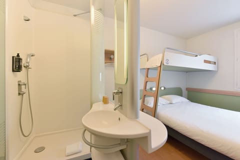 Triple Room, 1 Double Bed | Bathroom