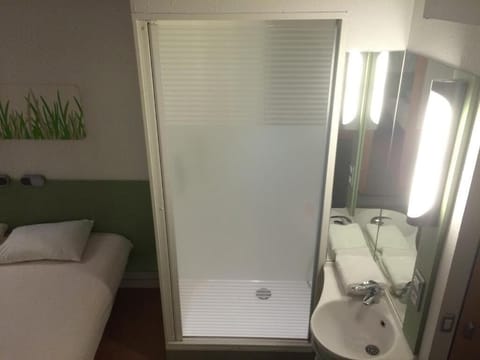 Double Room, 1 Double Bed (2 People) | Bathroom | Shower, hair dryer, towels, shampoo