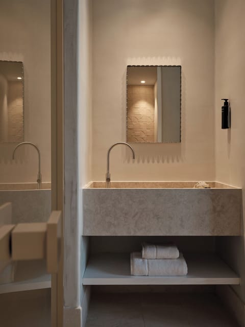 Junior Suite | Bathroom | Shower, rainfall showerhead, eco-friendly toiletries, hair dryer