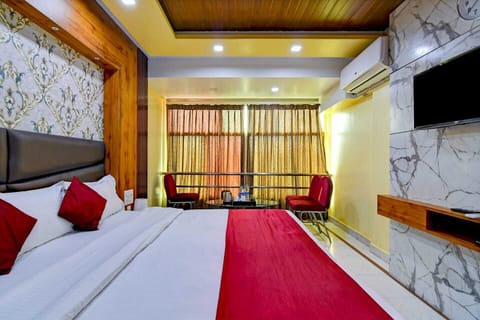 Deluxe Double Room | Desk, WiFi (free), bed sheets