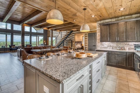 Cook, dine, and unwind with panoramic mountain views.