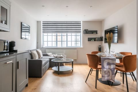 House | 2 bedrooms, desk, Internet