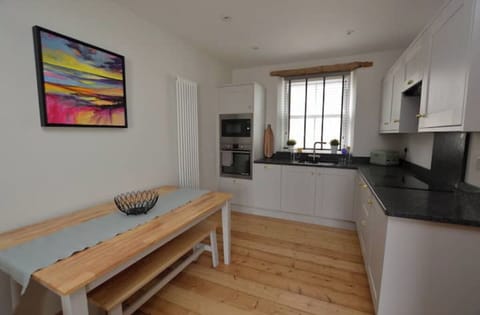 Kitchen/ with dining table