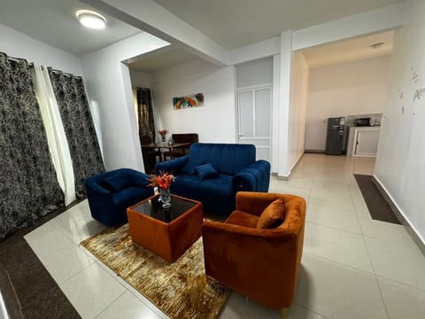 Deluxe Apartment, City View | Living area