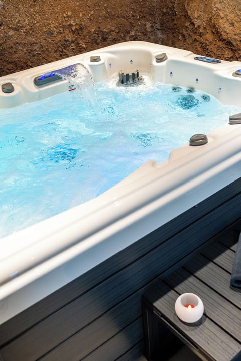 Indoor spa tub