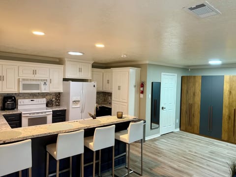 Full Size Kitchen w/ seating