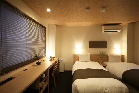 Basic Twin Room | Desk, free WiFi