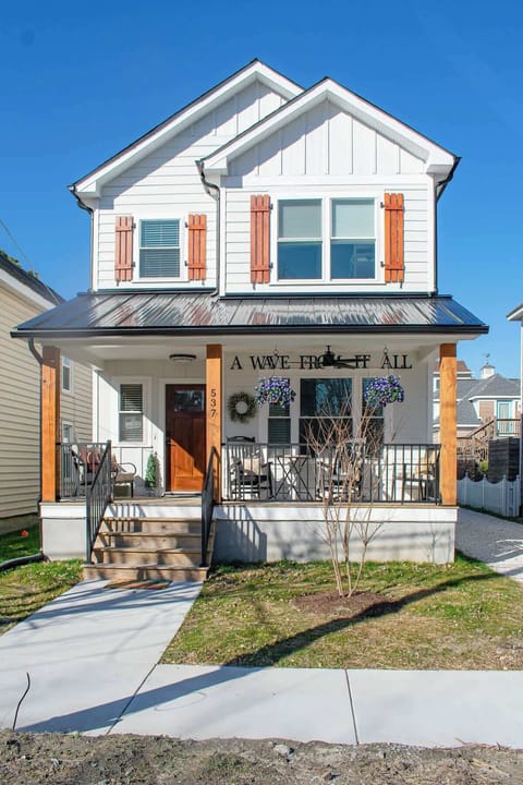 Welcome to “A Wave From It All,”where you’ll be close to beaches and the slow, calm pace of nearby Cape Charles’s Main Street.