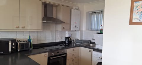 Cottage | Private kitchen | Fridge, microwave, oven, stovetop