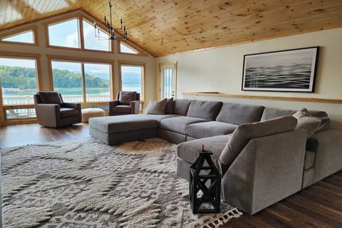 Three Horizons Retreat's cozy living area