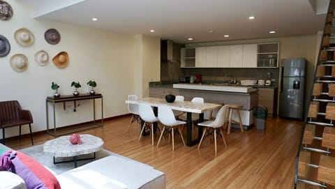 Kitchen & Dining