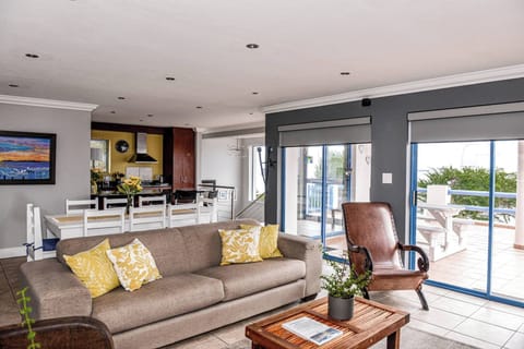 House, 3 Bedrooms, Smoking, Balcony | Living room