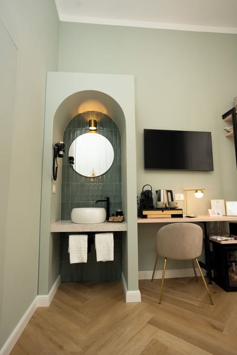 Deluxe Double Room | In-room safe, individually decorated, individually furnished, desk
