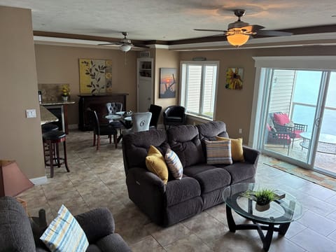 Open concept living room/dining room all with lake view
440-479-45

440-479-4531