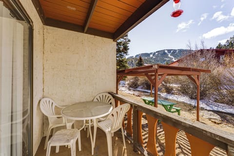 Red River Vacation Rental | 2BR | 1.5BA | 550 Sq Ft | 4 Steps to Enter