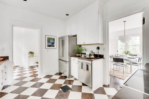 Full Kitchen: Stylish design with modern appliances and chic flooring. 