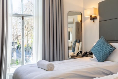 Standard Triple Room, Ensuite | Iron/ironing board, free WiFi, bed sheets