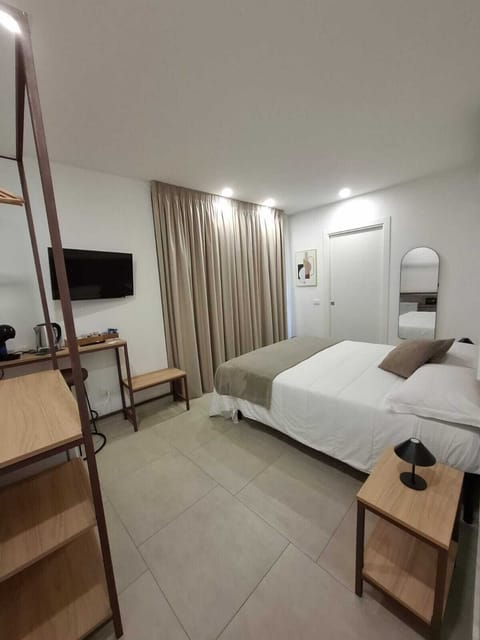 Double Room | In-room safe, blackout drapes, iron/ironing board, free WiFi