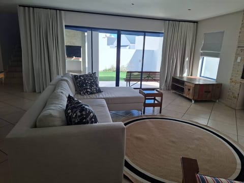 House, 4 Bedrooms, Smoking, Garden View | Living room