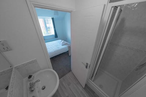 House | Bathroom | Combined shower/tub, deep soaking tub, free toiletries, towels