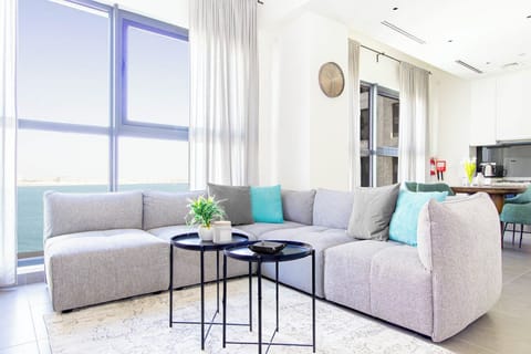 Deluxe Studio Suite, City View | Living area