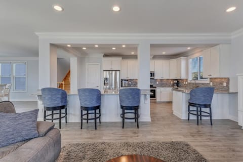 Kitchen/Breakfast Bar (2nd Floor)