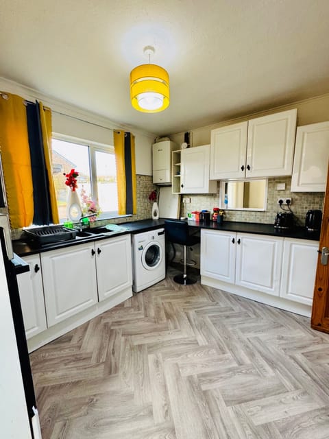 House | Private kitchen | Fridge, microwave, oven, stovetop