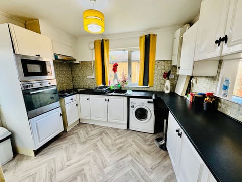 House | Private kitchen | Fridge, microwave, oven, stovetop