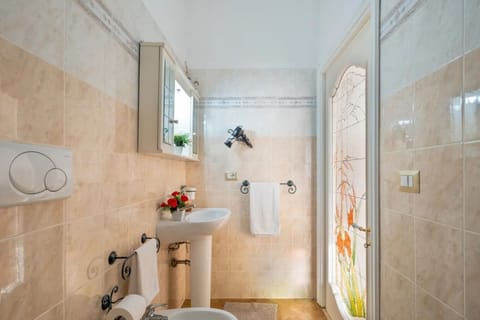 Room, 1 Bedroom, Smoking, Patio | Bathroom