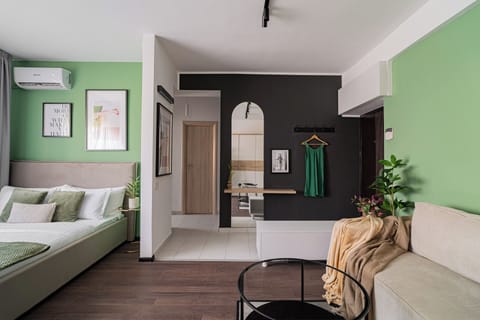 Comfort Studio, 1 King Bed with Sofa bed, Kitchen | Blackout drapes, iron/ironing board, free WiFi