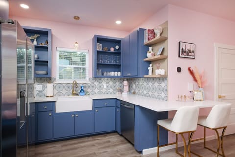 Step into the Blushing Belle and be greeted by a vibrant and welcoming space, with the heart of the casita – a fully-equipped kitchen – just steps away. Whether you’re cooking a delicious meal or enjoying a morning coffee, this space is all about comfort.