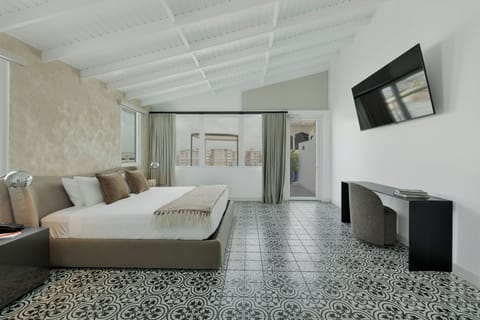 Panoramic Suite, City View | Premium bedding, memory foam beds, free WiFi, bed sheets