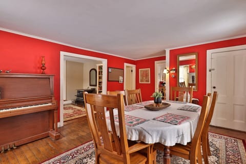 Bring everyone together around the table for breakfast, dinner, or a long conversation.