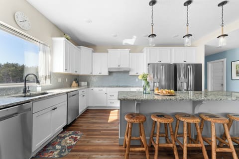 - Big island with comfy stools makes a perfect spot for snacks, chats, or planning your day
- Bright space with everything you need to cook, bake, and feel right at home
- Flowers, fresh air, and sunshine make mornings feel extra special here