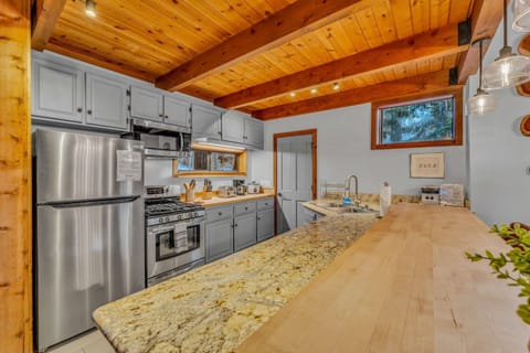 Kitchen: Fully equipped, drip coffee maker, toaster, cookware