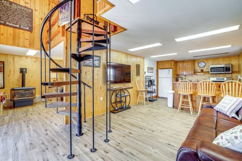 Lander Vacation Rental | 1BR | 1BA | 1,100 Sq Ft | Stairs Required