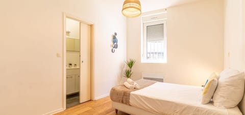 Chambre à coucher avec douche et toilette attenante