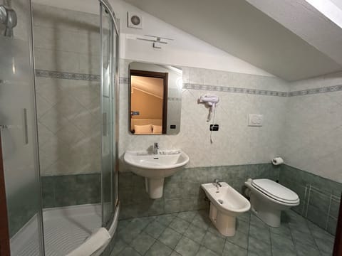 Comfort Double or Twin Room | Bathroom | Free toiletries, hair dryer, towels, soap