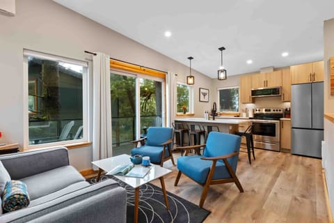 Open concept living room/kitchen bright with a view