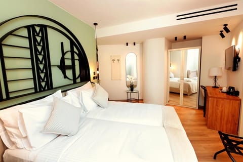 Minibar, in-room safe, desk, WiFi (free)